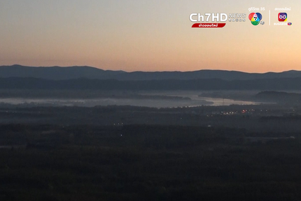 นักท่องเที่ยว ขึ้นเขาหลังหินสามวาฬ รอชมแสงแรกรับปีมะโรง