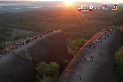 นักท่องเที่ยว ขึ้นเขาหลังหินสามวาฬ รอชมแสงแรกรับปีมะโรง