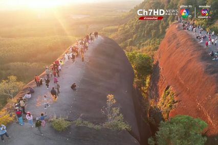 นักท่องเที่ยว ขึ้นเขาหลังหินสามวาฬ รอชมแสงแรกรับปีมะโรง
