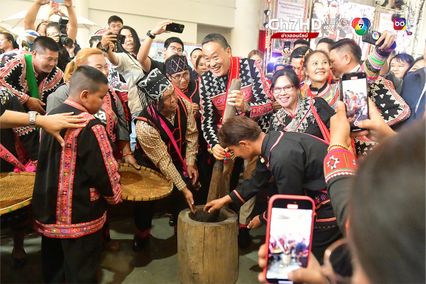 นายกฯ สวมชุดประจำเผ่า พบพี่น้องชาติพันธุ์ลาหู่  เป็นประธานพิธีสืบสานอนุรักษ์ศิลปวัฒนธรรมประเพณีปีใหม่ลาหู่นานาชาติ