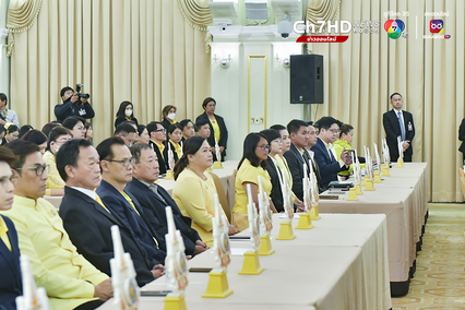 นายกรัฐมนตรี เป็นประธานในพิธีมอบตราสัญลักษณ์งานเฉลิมพระเกียรติพระบาทสมเด็จพระเจ้าอยู่หัว
