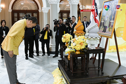 นายกรัฐมนตรี เป็นประธานในพิธีมอบตราสัญลักษณ์งานเฉลิมพระเกียรติพระบาทสมเด็จพระเจ้าอยู่หัว