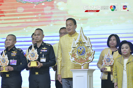 นายกรัฐมนตรี เป็นประธานในพิธีมอบตราสัญลักษณ์งานเฉลิมพระเกียรติพระบาทสมเด็จพระเจ้าอยู่หัว