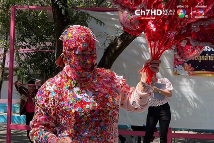 รักล้นล้น ! นร.ติดสติกเกอร์วันวาเลนไทน์ จนครูแทบหายใจไม่ออก