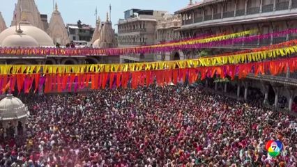 ชาวอินเดียฉลองเทศกาลแห่งสีสัน