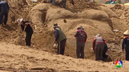 ศิลปินหลายชาติ ร่วมสร้างผลงานประติมากรรมบนพื้นทรายในโบลิเวีย