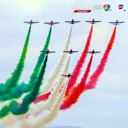 'ฝูงนกเหล็ก' บินผาดโผนพ่นควันหลากสีในอิตาลี