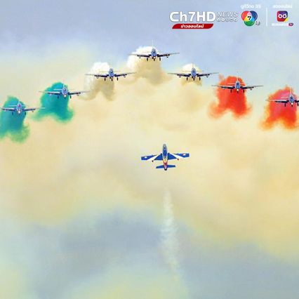 'ฝูงนกเหล็ก' บินผาดโผนพ่นควันหลากสีในอิตาลี