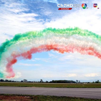 'ฝูงนกเหล็ก' บินผาดโผนพ่นควันหลากสีในอิตาลี