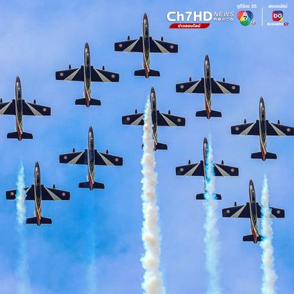 'ฝูงนกเหล็ก' บินผาดโผนพ่นควันหลากสีในอิตาลี