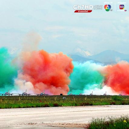 'ฝูงนกเหล็ก' บินผาดโผนพ่นควันหลากสีในอิตาลี