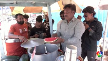 ชาวอินเดีย กินของหวานและไอศกรีมคลายร้อนจัด