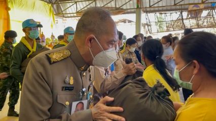 องคมนตรี เชิญสิ่งของพระราชทาน เครื่องอุปโภคบริโภคไปมอบแก่ผู้ประสบวาตภัย ที่จังหวัดหนองบัวลำภู