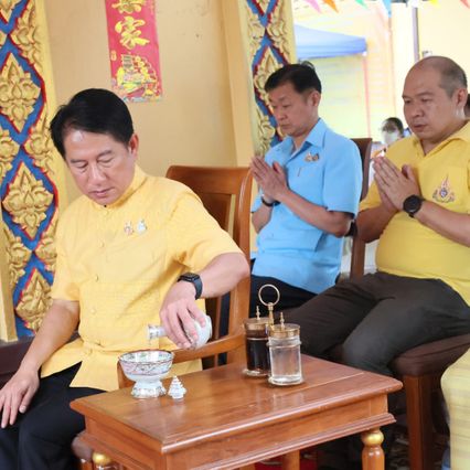 ชาวบ้านพร้อมใจแห่หลวงพ่อดำลงสรงน้ำท่าจีน ประเพณีเก่าแก่หนึ่งเดียวในสุพรรณบุรี