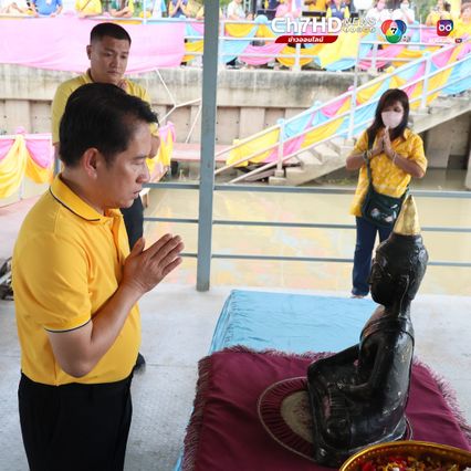 ชาวบ้านพร้อมใจแห่หลวงพ่อดำลงสรงน้ำท่าจีน ประเพณีเก่าแก่หนึ่งเดียวในสุพรรณบุรี