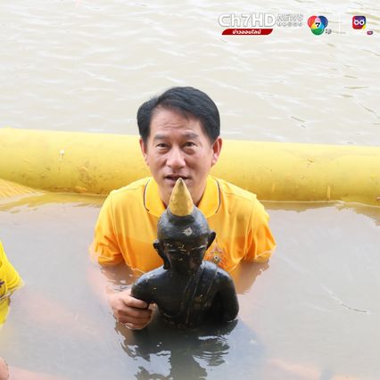 ชาวบ้านพร้อมใจแห่หลวงพ่อดำลงสรงน้ำท่าจีน ประเพณีเก่าแก่หนึ่งเดียวในสุพรรณบุรี
