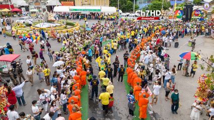 ตักบาตรดอกเข้าพรรษา ส่งต่อวัฒนธรรมจากรุ่นสู่รุ่น