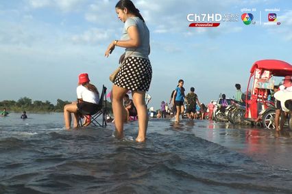 ลพบุรีชาวบ้านชวนกันออกมาเล่นน้ำท่วม 1 ปีมีเพียงครั้งเดียว