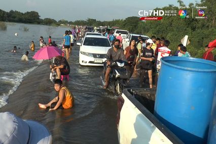 ลพบุรีชาวบ้านชวนกันออกมาเล่นน้ำท่วม 1 ปีมีเพียงครั้งเดียว