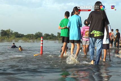 ลพบุรีชาวบ้านชวนกันออกมาเล่นน้ำท่วม 1 ปีมีเพียงครั้งเดียว