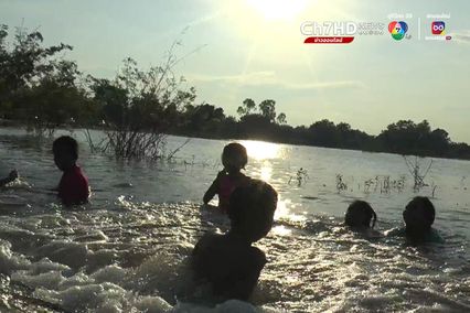 ลพบุรีชาวบ้านชวนกันออกมาเล่นน้ำท่วม 1 ปีมีเพียงครั้งเดียว