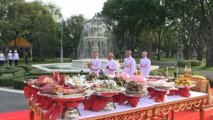 พระบาทสมเด็จพระเจ้าอยู่หัว และสมเด็จพระนางเจ้า ฯ พระบรมราชินี ทรงประกอบพิธีสังเวยพระป้าย เนื่องในเทศกาลตรุษจีน พุทธศักราช 2568