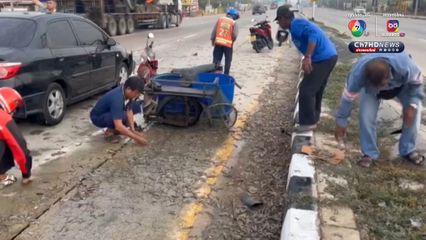 ลุงขี่รถ จยย.พ่วงข้างนำกุ้งไปขาย เจอรถเก๋งเฉี่ยวชน พลเมืองดีช่วยกันพาส่ง รพ. และช่วยเก็บกุ้งให้ญาติลุงไปขายต่อ