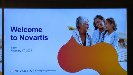 สมเด็จพระกนิษฐาธิราชเจ้า กรมสมเด็จพระเทพรัตนราชสุดา ฯ สยามบรมราชกุมารี ทอดพระเนตรการดำเนินงานของบริษัท โนวาร์ตีส อินเตอร์เนชันแนล เอจี เมืองบาเซิล บริษัทยาเก่าแก่ขนาดใหญ่ของสมาพันธรัฐสวิส