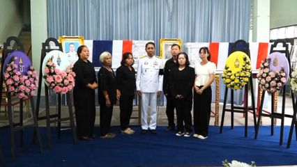 ผู้ว่าราชการจังหวัดยะลา เชิญพวงมาลาพระราชทานไปวางที่หน้าหีบศพเจ้าหน้าที่ตำรวจ ที่เสียชีวิตจากเหตุการณ์ความไม่สงบ