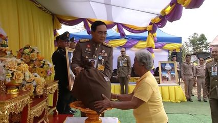 พลเอก ประยุทธ์ จันทร์โอชา องคมนตรี เป็นประธานในพิธีมอบบ้านแก่ประชาชนจังหวัดอุบลราชธานี