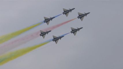 พระบาทสมเด็จพระเจ้าอยู่หัว และสมเด็จพระนางเจ้า ฯ พระบรมราชินี ทอดพระเนตรการแสดงการบิน เนื่องในโอกาสครบ 88 ปี กองทัพอากาศ