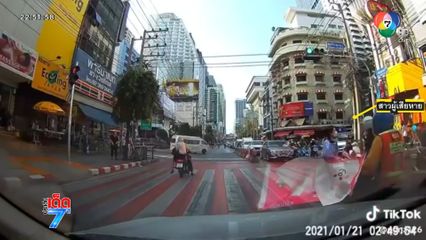 หยุดไม่อยู่ หนุ่มขี่รถ จยย.พุ่งชนสาวข้ามถนน