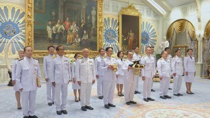 พระบาทสมเด็จพระเจ้าอยู่หัว และสมเด็จพระนางเจ้า ฯ พระบรมราชินี ทรงพระกรุณาโปรดเกล้าโปรดกระหม่อมให้ คณะบุคคลเฝ้า ทูลละอองธุลีพระบาท ดังนี้