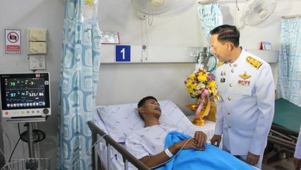 พระบาทสมเด็จพระเจ้าอยู่หัว และสมเด็จพระนางเจ้า ฯ พระบรมราชินี พระราชทานดอกไม้และตะกร้าสิ่งของแก่เจ้าหน้าที่ตำรวจซึ่งได้รับบาดเจ็บจากเหตุการณ์ความไม่สงบ