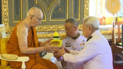 ประธานองคมนตรี เชิญสัญญาบัตร พัดยศ และผ้าไตร ไปถวายแด่พระราชาคณะ ซึ่งมีพระบรมราชโองการโปรดพระราชทานเลื่อน และตั้งสมณศักดิ์
