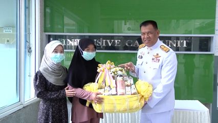 พระบาทสมเด็จพระเจ้าอยู่หัว และสมเด็จพระนางเจ้า ฯ พระบรมราชินี พระราชทานดอกไม้และตะกร้าสิ่งของแก่เจ้าหน้าที่ ซึ่งได้รับบาดเจ็บจากเหตุการณ์ความไม่สงบ