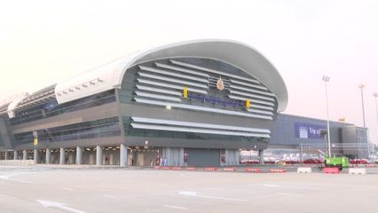 พระบาทสมเด็จพระเจ้าอยู่หัว และสมเด็จพระนางเจ้า ฯ พระบรมราชินี ทรงเปิดอาคารเทียบเครื่องบินรองหลังที่ 1 และทางวิ่งเส้นที่ 3 ท่าอากาศยานสุวรรณภูมิ จังหวัดสมุทรปราการ