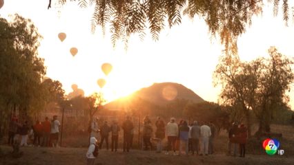 นักท่องเที่ยวรับแสงแรกฤดูใบไม้ผลิหน้าพีระมิด ที่เม็กซิโก