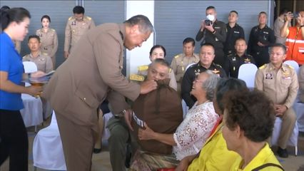 องคมนตรี เชิญถุงพระราชทานและเครื่องอุปโภคบริโภค ไปมอบแก่ราษฎรที่ประสบวาตภัย ที่จังหวัดเชียงราย