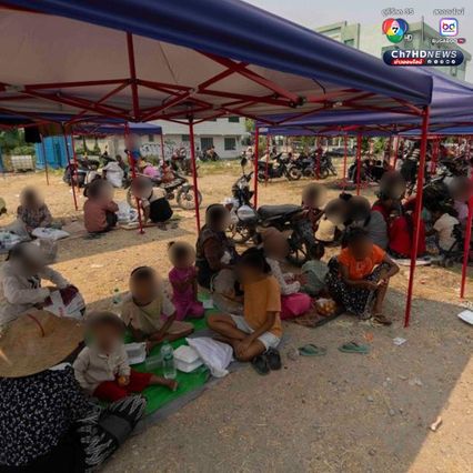 ชาวเมียนมาต่อแถวรับอาหาร สิ่งของในค่ายพักพิงชั่วคราว