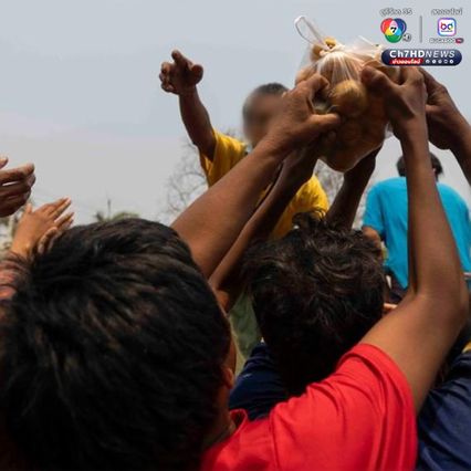 ชาวเมียนมาต่อแถวรับอาหาร สิ่งของในค่ายพักพิงชั่วคราว