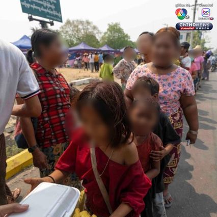 ชาวเมียนมาต่อแถวรับอาหาร สิ่งของในค่ายพักพิงชั่วคราว