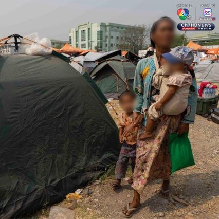 ชาวเมียนมาต่อแถวรับอาหาร สิ่งของในค่ายพักพิงชั่วคราว