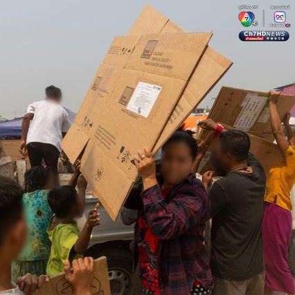 ชาวเมียนมาต่อแถวรับอาหาร สิ่งของในค่ายพักพิงชั่วคราว