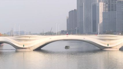 สมเด็จพระกนิษฐาธิราชเจ้า กรมสมเด็จพระเทพรัตนราชสุดา ฯ สยามบรมราชกุมารี พระราชทานพระราชวโรกาสให้เอกอัครราชทูตสาธารณรัฐประชาชนจีนประจำประเทศไทย และพระอาจารย์ ถวายพระอักษรภาษาจีน เฝ้าทูลละอองพระบาท