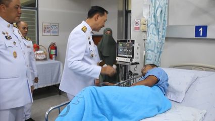 ผู้ว่าราชการจังหวัดนราธิวาส เชิญดอกไม้และตะกร้าสิ่งของพระราชทานไปมอบแก่ อาสาสมัครทหารพราน ที่ได้รับบาดเจ็บ