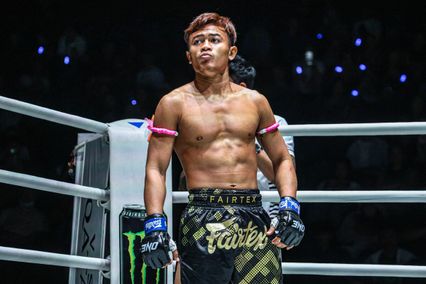 ONE ลุมพินี : ลำน้ำมูลเล็ก ทีเด็ด99 เผย "สมรักษ์" ช่วยติวเพลงหมัดรับมือ ก้องศึก แฟร์เท็ก