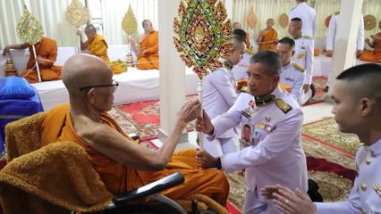 พลเอก เฉลิมชัย สิทธิสาท องคมนตรี เชิญสัญญาบัตร พัดยศ และผ้าไตรไปถวายแด่พระภิกษุที่ทรงตั้งสมณศักดิ์