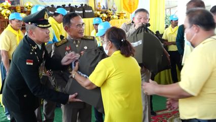 องคมนตรี เชิญสิ่งของพระราชทานไปมอบแก่ผู้ประสบวาตภัย ที่จังหวัดสุพรรณบุรี