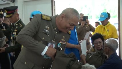 องคมนตรี เชิญถุงพระราชทานและเครื่องอุปโภคบริโภคไปมอบแก่ราษฎรที่ประสบวาตภัย ที่จังหวัดร้อยเอ็ด